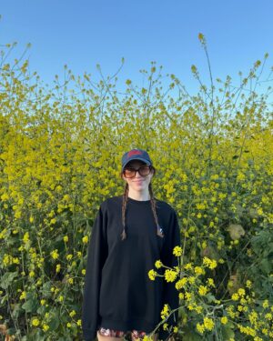 Sarah Close Instagram - a year i keep pinching myself that i was so lucky to have 

~ released 2 EPs of my fav music i’ve ever made 
~ co writing kisses, my first PLATINUM record, watching it climb the charts across the world, a top 5 record in the uk, no 1 uk dance, no 1 dance in australia for 20 weeks, hearing it all over the radio… and it ending up on a bloody NOW album 😭 
~ cut all my hair off 
~ first time visiting canada 
~ spent months living and travelling the US 
~ a gazillion flights and jet lag naps 
~ first time i drove on the wrong side of the road 
~ first time working in abbey road studios 
~ threw myself off a couple mountains 

and in between it all so many other wonderful moments