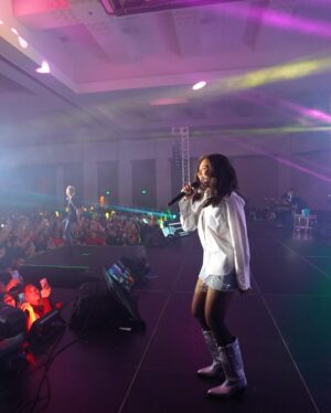 Sarah Geronimo Instagram - Aloha 🌺 Salamat sa mainit na pagtanggap sa amin ni Coach Bamboo! Super great night!
