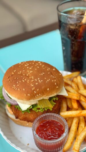 Sarah Hussain Instagram - The ultimate vegetarian burger 🍔 comment recipe for the detailed recipe 🙌🏻

Should we do a non vegetarian burger as well? 🤌🏻 #ZingyZest #GharKaKhaana #Home #Cafe #Tasty #Food #Burger #Recipe