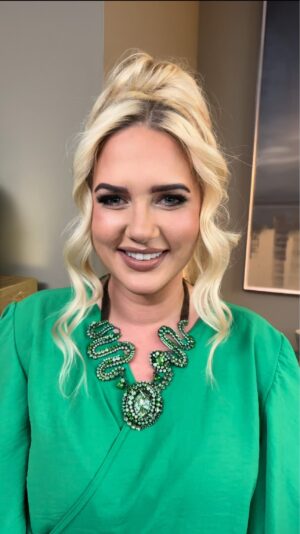 Sarah Knappik Instagram - Weekend Vibes 💚

Habt alle ein schönes Wochenende 💋

#green #weekend #makeupartist #celebritymakeupartist #mua #makeuptransformation #reels #hairupdo #modernfrenchtwist