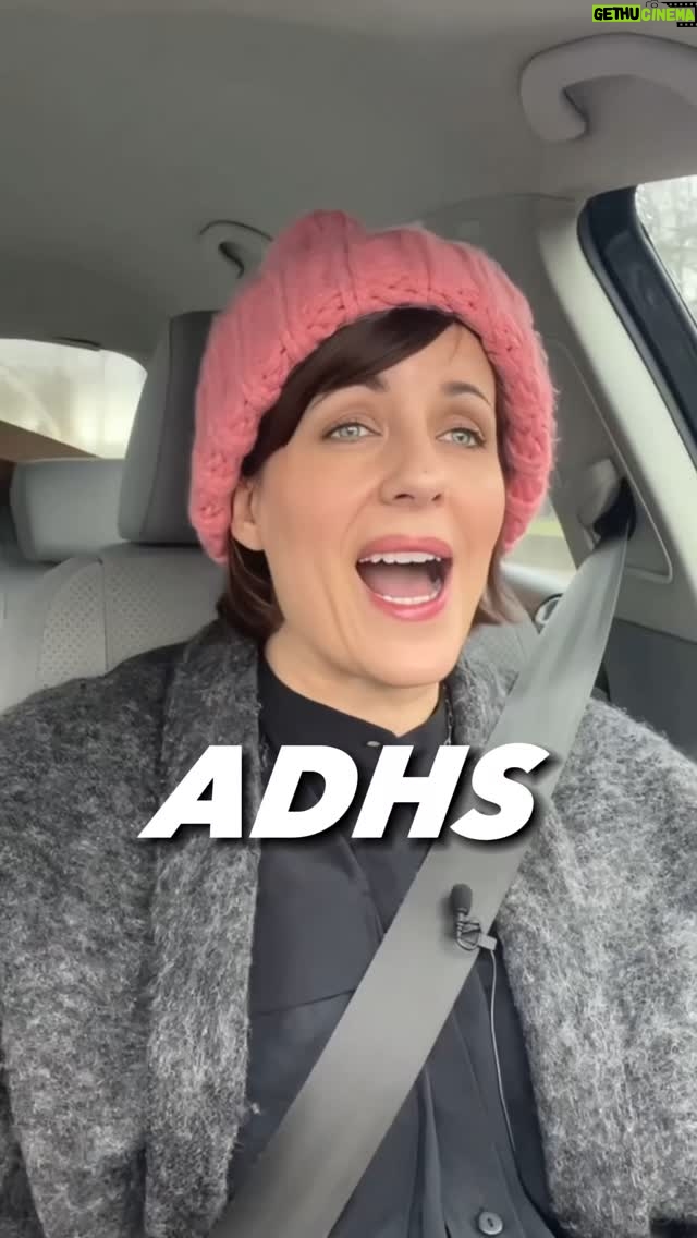 Sarah Kuttner - 2.8K Likes - ADHSler unter sich: haben Neurodivergente die besseren Freundschaften miteinander?
Wir ADHSler erkennen einander blind, da bin ich ganz sicher. Und wenn wir einander gefunden haben, dann lassen wir uns besser nicht mehr los, denn wir fühlen uns sicher. Aber es ist nicht immer nur eine einzige Party, wenn sich zwei Neurodivergente treffen, es kann auch in Judgement und Schuldgefühlen enden. Was uns untereinander so besonders macht, und auf welche Dinge man dennoch achtgeben muss in neurodivergenten Beziehungen, versuche ich im kompletten Video auf YouTube (Link in Bio!) mal aufzuschlüsseln. Wer ist euer safe space? Mit wem könnt ihr gut, mit wem nicht? Shoot! #adhs #adhserwachsene #adhserfahrungen #adhssymptome #adhsverstehen