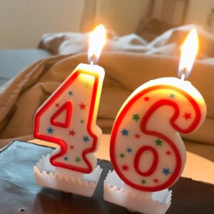 Sarah Kuttner Instagram - Happy this day of the year to me. Es ist ein schwieriger Geburtstag: morgen bestatte ich meine Mutter und irgendwie ist heute ja auch ihr Tag (gewesen) und naja. Liegt alles komisch nah beieinander, übereinander und ineinander. 
Bitte kein Beileid, aber auf krachbunte Emojis hätte ich Bock! Shoot!
