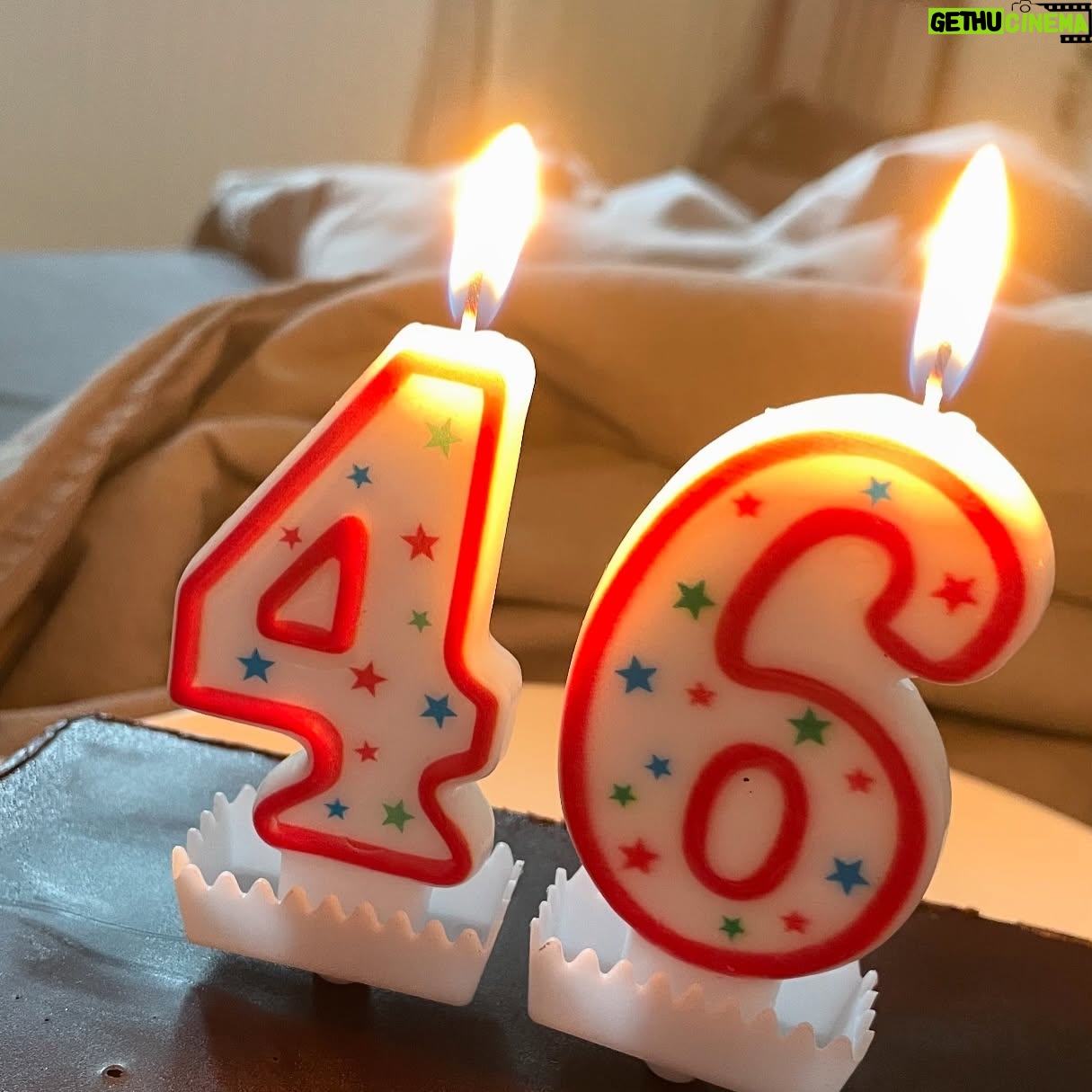 Sarah Kuttner - 10.8K Likes - Happy this day of the year to me. Es ist ein schwieriger Geburtstag: morgen bestatte ich meine Mutter und irgendwie ist heute ja auch ihr Tag (gewesen) und naja. Liegt alles komisch nah beieinander, übereinander und ineinander.
Bitte kein Beileid, aber auf krachbunte Emojis hätte ich Bock! Shoot!