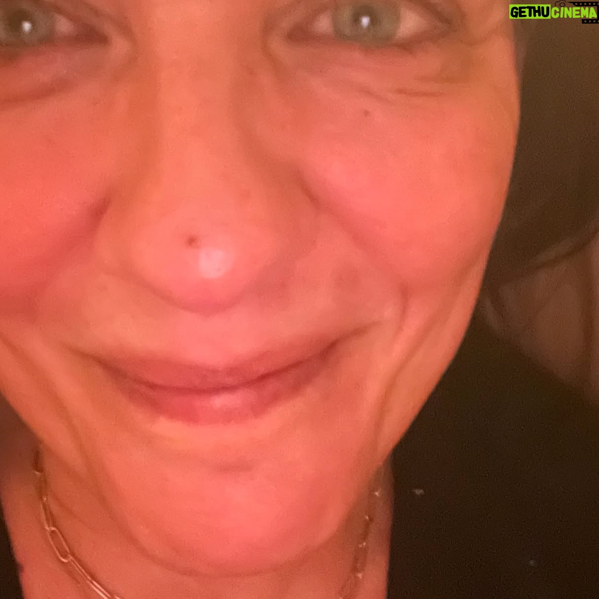 Sarah Kuttner - 10.8K Likes - Happy this day of the year to me. Es ist ein schwieriger Geburtstag: morgen bestatte ich meine Mutter und irgendwie ist heute ja auch ihr Tag (gewesen) und naja. Liegt alles komisch nah beieinander, übereinander und ineinander.
Bitte kein Beileid, aber auf krachbunte Emojis hätte ich Bock! Shoot!