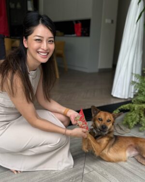 Sarah Lian Instagram - CNY hits different this year. 🍊🧧🧨

New traditions and new additions. Hug sandwiches. Jessie got her first angpow from me. Lots of quality time with family and hiding the number of pineapple tarts I’ve ingested all day. Sounds about right for day 1. 

#gongxifacai