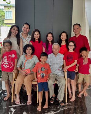 Sarah Lian Instagram - CNY hits different this year. 🍊🧧🧨

New traditions and new additions. Hug sandwiches. Jessie got her first angpow from me. Lots of quality time with family and hiding the number of pineapple tarts I’ve ingested all day. Sounds about right for day 1. 

#gongxifacai
