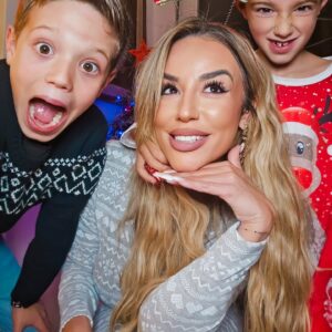Sarah Machet Instagram - On a voulu faire de belles photos dans l'esprit de noël.... mais avec nous, vous savez que c'est impossible 😅

On se prépare gentiement aux fêtes de fin d'année.

Et vous, oú en êtes-vous? Tout est prêt?

#momandsons #christmas #navidad #love #happy #family