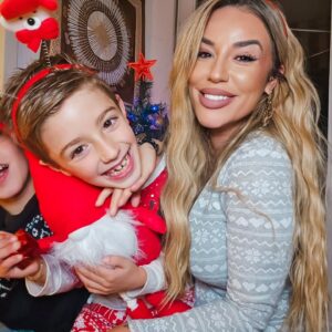 Sarah Machet Instagram - On a voulu faire de belles photos dans l'esprit de noël.... mais avec nous, vous savez que c'est impossible 😅

On se prépare gentiement aux fêtes de fin d'année.

Et vous, oú en êtes-vous? Tout est prêt?

#momandsons #christmas #navidad #love #happy #family