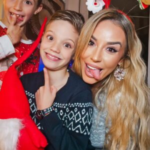 Sarah Machet Instagram - On a voulu faire de belles photos dans l'esprit de noël.... mais avec nous, vous savez que c'est impossible 😅

On se prépare gentiement aux fêtes de fin d'année.

Et vous, oú en êtes-vous? Tout est prêt?

#momandsons #christmas #navidad #love #happy #family