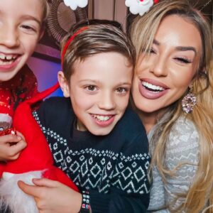 Sarah Machet Instagram - On a voulu faire de belles photos dans l'esprit de noël.... mais avec nous, vous savez que c'est impossible 😅

On se prépare gentiement aux fêtes de fin d'année.

Et vous, oú en êtes-vous? Tout est prêt?

#momandsons #christmas #navidad #love #happy #family