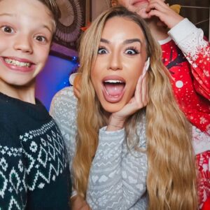 Sarah Machet Instagram - On a voulu faire de belles photos dans l'esprit de noël.... mais avec nous, vous savez que c'est impossible 😅

On se prépare gentiement aux fêtes de fin d'année.

Et vous, oú en êtes-vous? Tout est prêt?

#momandsons #christmas #navidad #love #happy #family