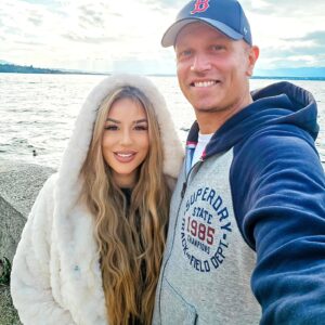Sarah Machet Instagram - "Dans ce monde y'a pas assez d'Amour pour qu'on le gaspille".

#love #parents #couple #momanddad