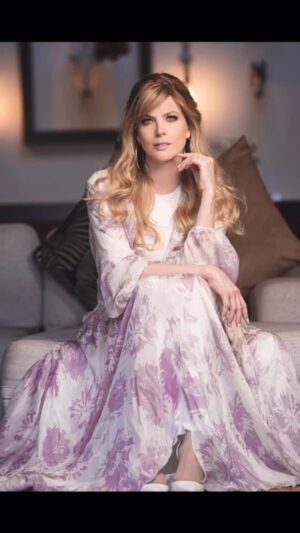 Sarah Mintz Instagram - ¡Hola a todos!
Les presentamos a nuestra querida @sarahmintzoficial, anteriormente conocida como Maritza Rodríguez, una reconocida actriz internacional con más de 25 años en la industria de la televisión. En un momento de su vida, Sarah sintió que debía revelar algo más profundo que su alma le pedía y en esa búsqueda espiritual Hashem la llevó a Jerusalem, a Shavei Israel. Allí descubrió su verdadero propósito de vida: convertirse al judaísmo y dedicarse a ayudar a otros en su camino espiritual.
En 2021, Sarah hizo Aliá y ahora vive en Jerusalén. Hoy, como coach de vida espiritual, viaja por el mundo compartiendo el mensaje de la Torá y el crecimiento personal. Imparte clases y conferencias en diversos lugares, dentro y fuera de Israel. Además, ha regresado a Majón Miriam, donde ahora forma parte de nuestro equipo.
Así como Sarah, te invitamos a unirte a este increíble camino con nosotros. ¡Juntos podemos hacer posible este viaje para más personas!
#ShaveiIsrael #Torá #VidaJudía #Aliá #Jerusalén #Espiritualidad #MujeresVirtuosas