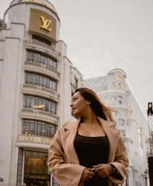 Sarah Sarosh Instagram - Woke up wishing I’d woken up anywhere else in the world 🌍  #TravelWSarThrowbacks 
If you had this wish, where would you like to be teleported to?😍
For me, it’ll always be Paris✨🤍