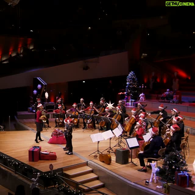 Sarah Willis - 17.6K Likes - 🧸📯 Best of #FamilyConcert! Every year, members of the Berliner Philharmoniker join horn player and presenter Sarah Willis (@hornsarahberlin) for a special concert with young music lovers and their families. Enjoy this selection from previous years - all available for #free in the Digital Concert Hall! (link in bio)
Videos seen here:
"Ho, Ho, Horn!" (2016)
"Cello Christmas" (2022)
"Winter Drummerland" (2018)
"Stringle Bells" (2013)
"O TannenBRASS!" (2014)
"Merry QUIZmas!" (2019)
"Brass Christmas" (2023)
#BerlinPhil #DigitalConcertHall #Christmas #LiveMusic #SarahWillis #KidsConcert #MusiciansOfInstagram