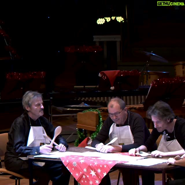 Sarah Willis - 17.6K Likes - 🧸📯 Best of #FamilyConcert! Every year, members of the Berliner Philharmoniker join horn player and presenter Sarah Willis (@hornsarahberlin) for a special concert with young music lovers and their families. Enjoy this selection from previous years - all available for #free in the Digital Concert Hall! (link in bio)
Videos seen here:
"Ho, Ho, Horn!" (2016)
"Cello Christmas" (2022)
"Winter Drummerland" (2018)
"Stringle Bells" (2013)
"O TannenBRASS!" (2014)
"Merry QUIZmas!" (2019)
"Brass Christmas" (2023)
#BerlinPhil #DigitalConcertHall #Christmas #LiveMusic #SarahWillis #KidsConcert #MusiciansOfInstagram