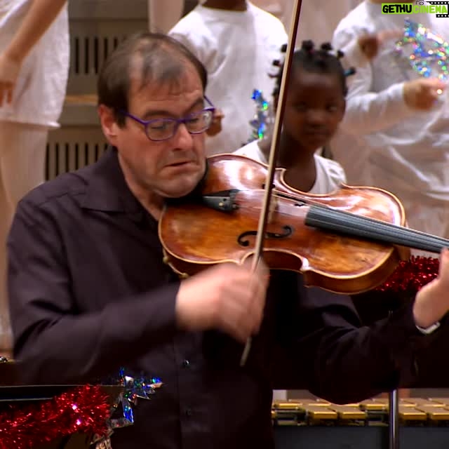Sarah Willis - 17.6K Likes - 🧸📯 Best of #FamilyConcert! Every year, members of the Berliner Philharmoniker join horn player and presenter Sarah Willis (@hornsarahberlin) for a special concert with young music lovers and their families. Enjoy this selection from previous years - all available for #free in the Digital Concert Hall! (link in bio)
Videos seen here:
"Ho, Ho, Horn!" (2016)
"Cello Christmas" (2022)
"Winter Drummerland" (2018)
"Stringle Bells" (2013)
"O TannenBRASS!" (2014)
"Merry QUIZmas!" (2019)
"Brass Christmas" (2023)
#BerlinPhil #DigitalConcertHall #Christmas #LiveMusic #SarahWillis #KidsConcert #MusiciansOfInstagram