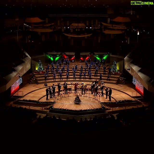 Sarah Willis - 17.6K Likes - 🧸📯 Best of #FamilyConcert! Every year, members of the Berliner Philharmoniker join horn player and presenter Sarah Willis (@hornsarahberlin) for a special concert with young music lovers and their families. Enjoy this selection from previous years - all available for #free in the Digital Concert Hall! (link in bio)
Videos seen here:
"Ho, Ho, Horn!" (2016)
"Cello Christmas" (2022)
"Winter Drummerland" (2018)
"Stringle Bells" (2013)
"O TannenBRASS!" (2014)
"Merry QUIZmas!" (2019)
"Brass Christmas" (2023)
#BerlinPhil #DigitalConcertHall #Christmas #LiveMusic #SarahWillis #KidsConcert #MusiciansOfInstagram