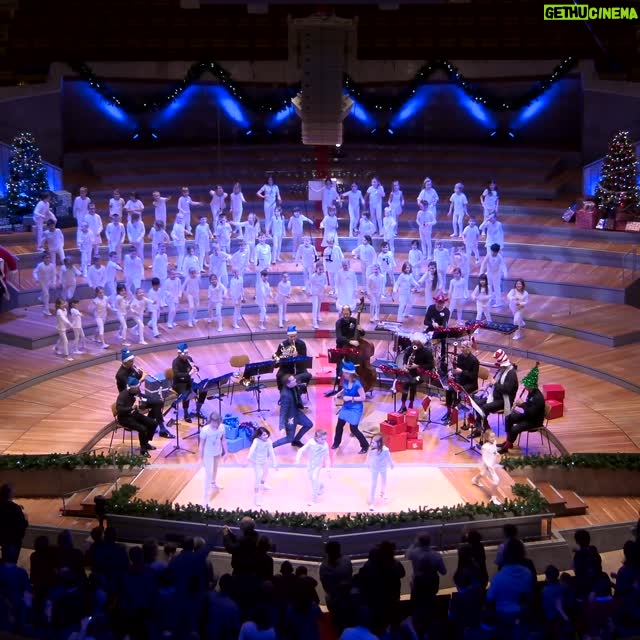 Sarah Willis - 17.6K Likes - 🧸📯 Best of #FamilyConcert! Every year, members of the Berliner Philharmoniker join horn player and presenter Sarah Willis (@hornsarahberlin) for a special concert with young music lovers and their families. Enjoy this selection from previous years - all available for #free in the Digital Concert Hall! (link in bio)
Videos seen here:
"Ho, Ho, Horn!" (2016)
"Cello Christmas" (2022)
"Winter Drummerland" (2018)
"Stringle Bells" (2013)
"O TannenBRASS!" (2014)
"Merry QUIZmas!" (2019)
"Brass Christmas" (2023)
#BerlinPhil #DigitalConcertHall #Christmas #LiveMusic #SarahWillis #KidsConcert #MusiciansOfInstagram