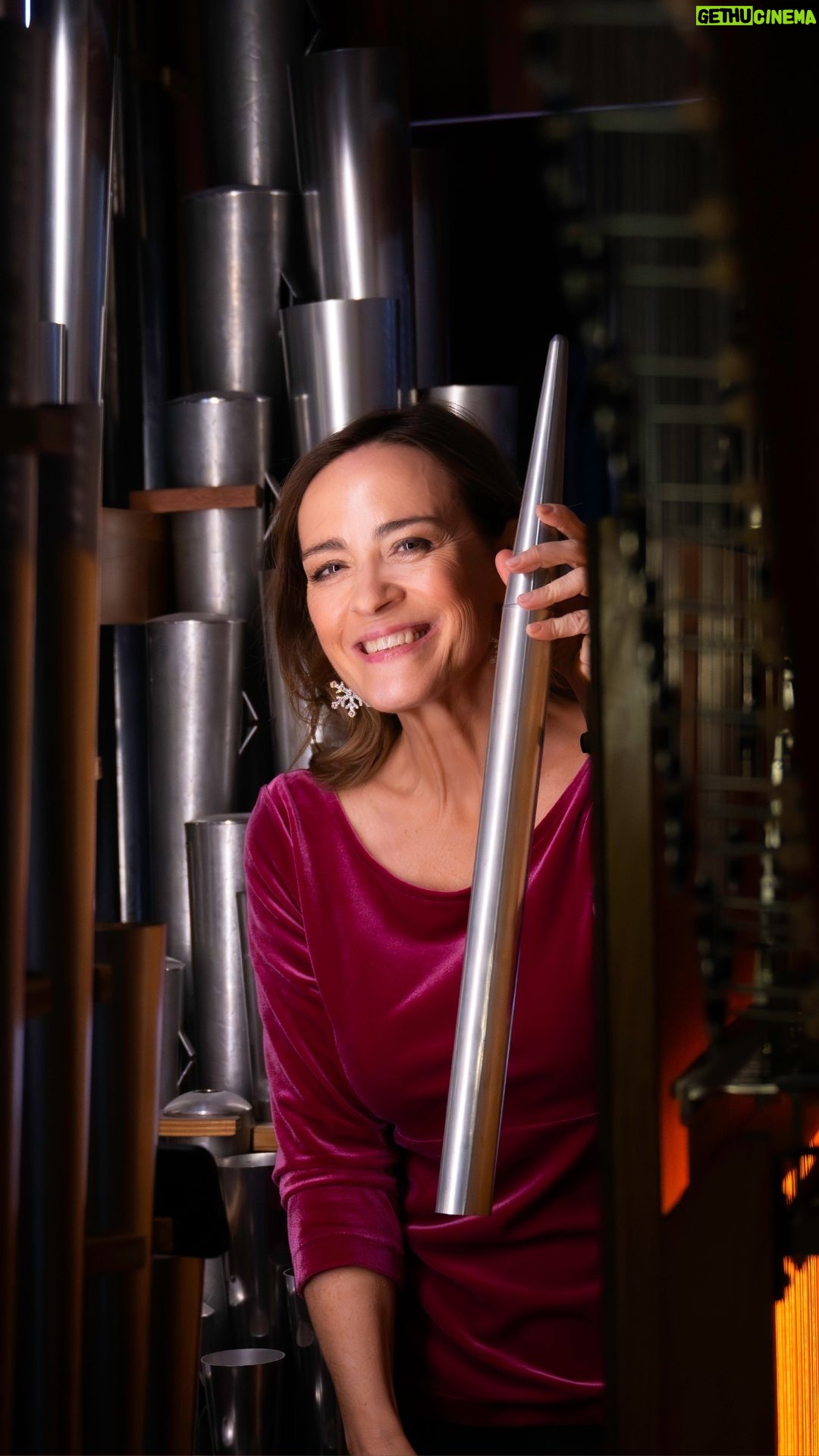 Sarah Willis - 4.1K Likes - 🧸📯 #FamilyConcert: this year children and their families gathered to celebrate the 👑Queen of Instruments👑! With presenter and horn player Sarah Willis (@hornsarahberlin), members of the Berliner Philharmoniker, and organist Sebastian Heindl – now available in the Digital Concert Hall! Watch "Queen of Christmas" for free (link in bio).
#BerlinPhil #DigitalConcertHall #Christmas #LiveMusic #SarahWillis #KidsConcert #MusiciansOfInstagram