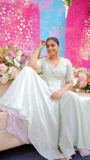 Saranya Nandakumar Instagram - Get Ready With Me for My Mehandi ✨

[ Mehandi, Get Ready With Me , Mehandi Day ]