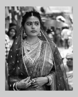 Saranya Pradeep Instagram - Where the past meets the present…🖤
Simple treasures, forever cherished…🤍

#elegancia #heritage #treasure #regal #princely #timeless #beauty #golden #times #grace #ethnicfashion #ethnicjewellery #culture #love #traditions #vintage #vintagestyle #majestic #vintagefashion #art #magnificent #sareelove #🖤 #🤍