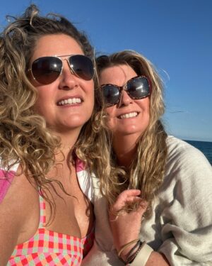 Saskia Thuot Instagram - Carrousel des derniers jours dans ma 2e maison. Lundi dernier, on a réservé nos billets et hop le lendemain, allo Floride 🌴 Non, le beau temps n’était pas au rendez-vous. mais les majestueux palmiers oui.  La mer…. Ahhhhh la mer! L’architecture et ses couleurs 🩵Une séance Cryo pour prendre soin de moi. Revoir les copines ( ohhh Marie-Jo 🫶🏻) et faire une vidéo pour Balmy. J’ai aussi pris la pose pour Balmy, c’est mon entreprise après tout ☺️ Faire une vidéo en mode « golden hour » pour ma douce Emma et la camion de poubelles en arrière 🫣 Une retrouvaille remplie d’émotions à Palm Beach et finalement, ma « florida partner », ma sœur de cœur qui me suit dans mes aventures, qui prend soin de moi en me préparant de jolis et délicieux repas et riant de mes blagues 😜 5 jours aussi nourrissants que divertissants❤️ 

#florida #friendship #sisters #happy @irisvisualgroup @balmy_towels @lingerieemma @karinelydiabergeron @zabelzazez @mariejosee_rivard @paule.labelle #friends