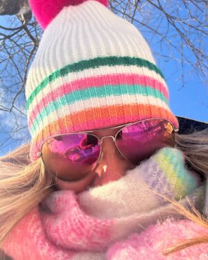 Saskia Thuot Instagram - Première photo de l’année☀️ Enrobée des rayons du soleil d’hiver et de cette lumière unique à notre coin de pays. Pelle à la maison, solaires sur le nez, mes plus chaudes bottes aux pieds, je savoure ce bain de soleil. Oui, c’est pas chaud, mais c’est siiiii beau🤩 

#2025 #winter #irisvisualgroup #happy