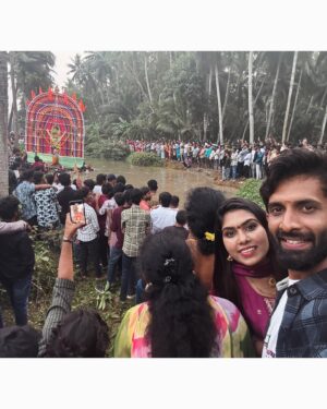 Satya sri Instagram - ప్రభల తీర్థం మనసును ప్రశాంతం చేస్తుంది, శక్తిని నింపుతుంది.

“Prabhala Teerdham brings peace to the mind and fills the soul with energy.”🛕🙏

Happy Pongal everyone 🙏

#prabhalu #sankranti #festival #villagevibes #jabardasth_ashok #satyasri #me_satyasri