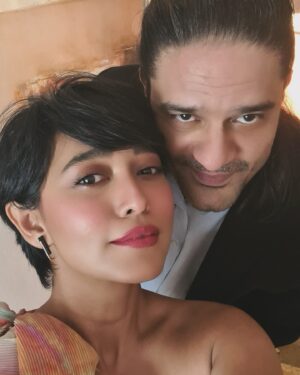 Sayani Gupta Instagram - The first senior we met on campus when we reached for the selection workshop at @ftiiofficial 
Calm, reassuring, solid voice and presence. He made us comfortable.. a group of 168 kids who all were nervous & raring to give their best vying for the 21 seats in the acting batch of 2008. 

@jaideepahlawat has continued being that calm, warm, loving senior who one can turn to. We always knew he was a fantastic actor. What one has observed over the years is that he not only got better at his craft quietly, unassumingly but also one of the very few people who took success with grace, humility and stayed the rock solid human that he always was. 
My friend said the other day after watching the new season of Paatal Lok that JA is one of the best actors of our country. Well, he is sublime. But what we sometimes forget as actors is that the actor is always grounded in the human they are and to see his journey being so wholesome and so secure.. it gives us immense joy & reassurance that you can quietly keep doing the good work without making a lot of noise. 
The work speaks for itself. 
Love you @jaideepahlawat Jaldi milte hai! 
Abaad raho! 🙌

With another senior & cutie @itsvijayvarma 
Bhai kuch zyada hi talent tha inke batch mein.