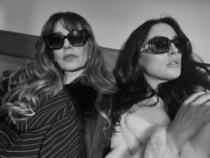 Seda Akman Instagram - Mother and daughter 🤍🖤
@melisssezen 
Styling @efkafasi 
#deha