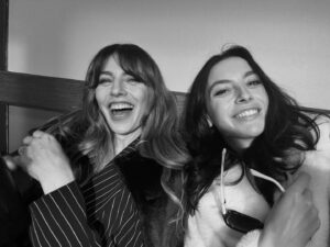 Seda Akman Instagram - Mother and daughter 🤍🖤
@melisssezen 
Styling @efkafasi 
#deha