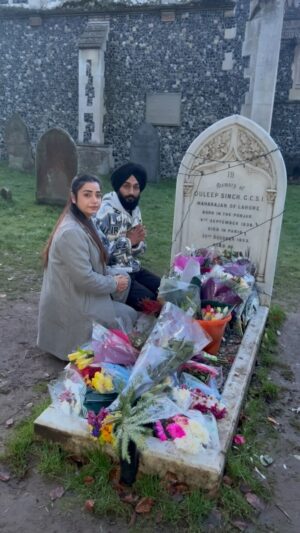 Sehaj Arora Instagram - Mitti Punjab di, par safar paraya… Maharaja Duleep Singh di kabr sirf ek yaad nahi, ek sabak hai. Kivein itihas de faisle ik shahi zindagi nu videsh di zameen te le gaye. Par unhan da jazba aj vi Punjabi ruh ch zinda hai.”

Voice - @satindersartaaj 

#maharajaduleepsinghgrave #Sewa #Love #spreadpositivity #Shahi #Lahore #history