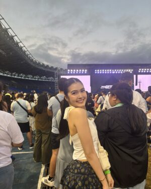 Sela Guia Instagram - Had so much fun at the concert, I ended up catching a fever after haha! At least nagkita rin ulit kami ni Wonu @everyone_woo after 5 years of LDR 🤸🏻‍♀️🥰

Made my 17 year old self so happy! Tenchu, Sebongs! @saythename_17 #RightHereWorldTour #Seventeen