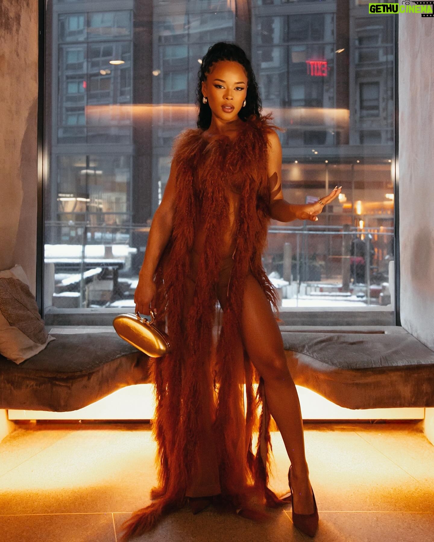 Serayah - 124.4K Likes - Soft and plush āØāØāØ
Dress @tiaadeola
Fur @fgmbespoke
Jewels @alexisbittar
Styled By @aaronchristmon | @marquisemiller
Face @makeupbythynna
šø @wendyngala