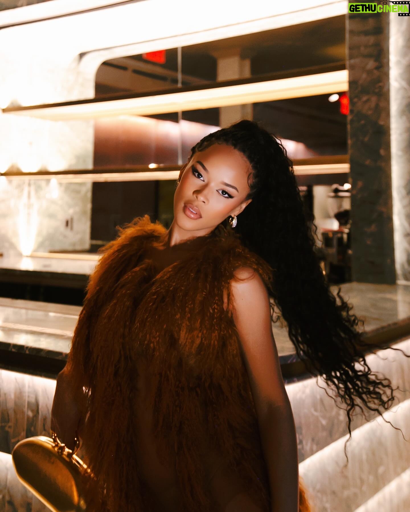 Serayah - 124.4K Likes - Soft and plush āØāØāØ
Dress @tiaadeola
Fur @fgmbespoke
Jewels @alexisbittar
Styled By @aaronchristmon | @marquisemiller
Face @makeupbythynna
šø @wendyngala