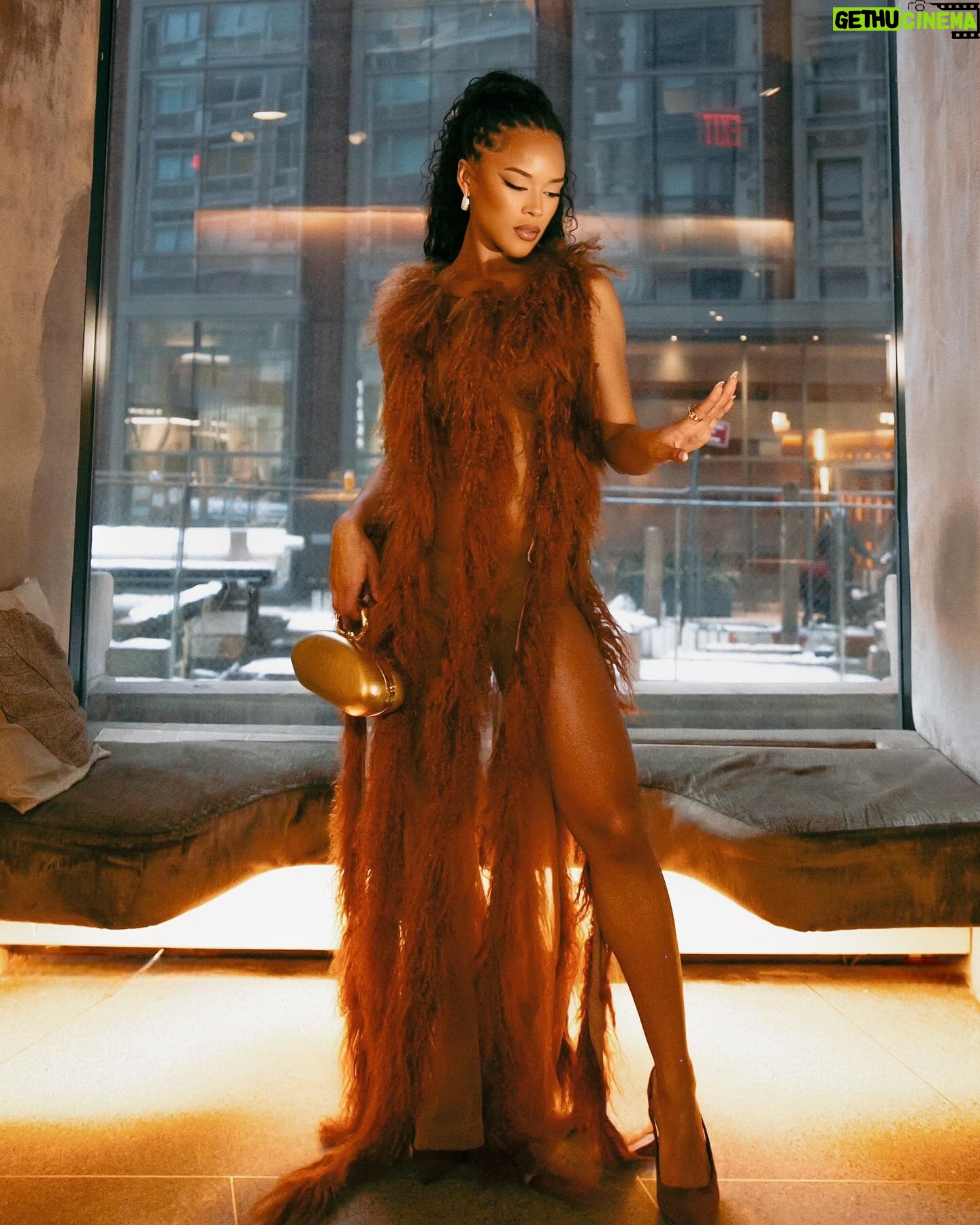 Serayah - 124.4K Likes - Soft and plush āØāØāØ
Dress @tiaadeola
Fur @fgmbespoke
Jewels @alexisbittar
Styled By @aaronchristmon | @marquisemiller
Face @makeupbythynna
šø @wendyngala