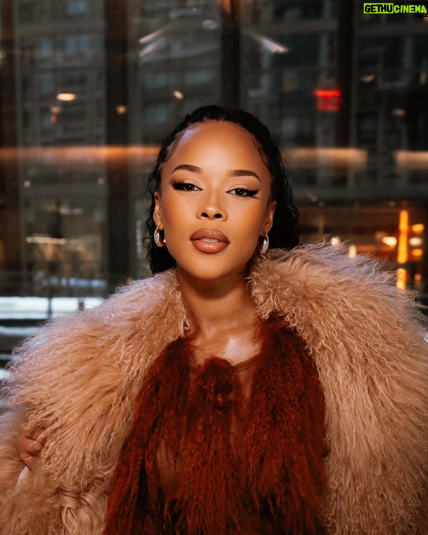 Serayah - 124.4K Likes - Soft and plush āØāØāØ
Dress @tiaadeola
Fur @fgmbespoke
Jewels @alexisbittar
Styled By @aaronchristmon | @marquisemiller
Face @makeupbythynna
šø @wendyngala