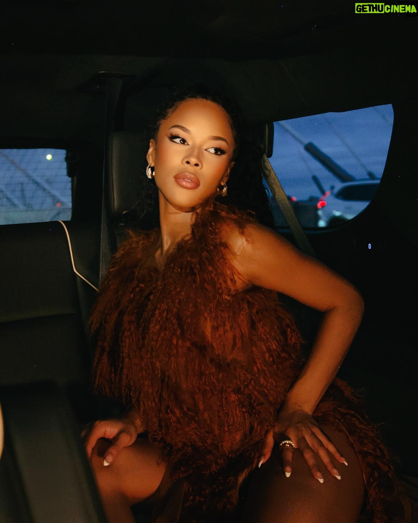 Serayah - 124.4K Likes - Soft and plush āØāØāØ
Dress @tiaadeola
Fur @fgmbespoke
Jewels @alexisbittar
Styled By @aaronchristmon | @marquisemiller
Face @makeupbythynna
šø @wendyngala