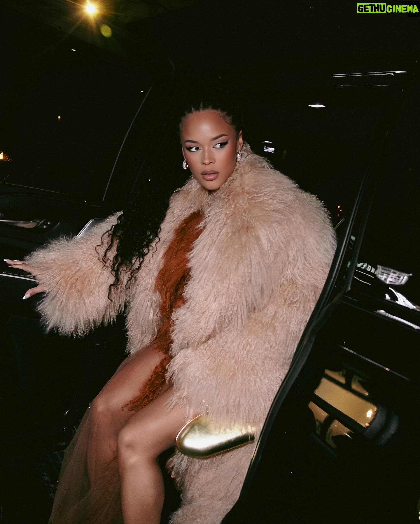 Serayah - 124.4K Likes - Soft and plush āØāØāØ
Dress @tiaadeola
Fur @fgmbespoke
Jewels @alexisbittar
Styled By @aaronchristmon | @marquisemiller
Face @makeupbythynna
šø @wendyngala