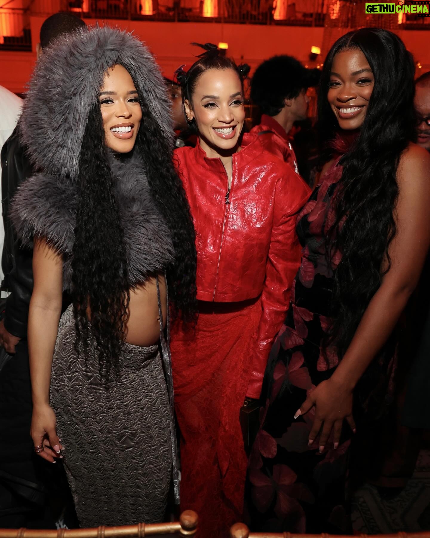 Serayah - 128.9K Likes - š©¶ @kimshuistudio
Fit: @kimshuistudio
š @aaronchristmon | @marquisemiller
Face: @nataliesartistryy
šø @walik1
#nyfw