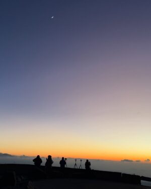 Serena Fang Instagram - 讓陽光把黑暗都照亮 
看了日出、日落、雲海、星空
人品大爆發全都搜集到了
感覺會幸運ㄧ整年呢
把好運分享給大家
不用出國也可以看到這麼美的風景

除了跑步今年也想多上山
登山背包容量升級了，重訓練一下
山上五六天應該沒問題
希望能勇敢挑戰五天的縱走行程？
去了兩次都沒爬成的合歡西峰
再去看看嘉明湖或四秀可愛桃山
跟沒有起白牆的奇萊南華黃金大草原

山ㄧ直都在，我會繼續挑戰

#94183 #smile
#爬山 #野營