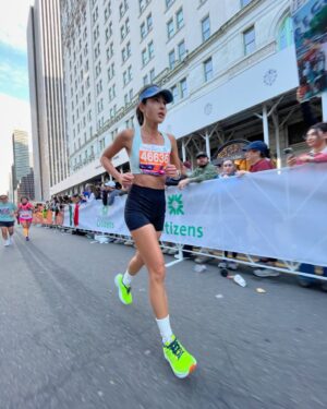 Serena Fang Instagram - #紐約馬世界最大賽事攻略 
你想挑戰國外賽事嗎？ 
寫了真實體驗攻略給大家，可以先存～
分享給本次跟未來想參加國外賽事的跑者們🙂

1.入境出關搭車時，注意會有黑車遊說你
下車會掉包大鈔變小鈔，再逼你給他錢
同行友人曾被騙到幾百美金！
抵達是深夜，大家會比較累也會有著想趕快到飯店的心情，
疲累也會判斷力降低。ㄧ定要堅持搭uber比較安全

2.開跑在Staten島，需要提早出發集合選手村。
等待時間約2-4個小時！！
選手村如果為戶外要記得保暖跟讓自己舒適，
可帶個塑膠袋可以戶外坐在地上水點心等。
準備件要丟掉的保暖外套，開跑後身體暖開丟掉，
大會會回收給給需要幫助的人！

3紐約馬是世界最大型賽事，約10萬人，是其他賽事的幾倍。
會分流區跑朋友不同區的話，想ㄧ起跑可以，
但只能跟最大號碼者，大號不能提前跟小號ㄧ起。

4.0-14mile保留體力，
進Brooklyn 跟queens之後的民眾非常熱情，
興奮跟腎上腺素飆升會想飆快，
整趟旅程會跑五座橋，ㄧ定要保留體力分配。

5.15mile會上這次最高最大Queensboro Bridge
正式進入本島，跑左邊可以欣賞金融中心的風景，
也是這次我最難忘的橋。

6.Manhattan進城後的路段
會突然大路變小路很窄忽快忽慢
加上民眾都很熱情，給你鼓勵
有些爬坡的民眾會站在賽道上
要小心不要太跟著興奮爆掉！

7.進中央公園時約最後 6.2mile 最後1.2mile為上坡

8.我第一次初馬全馬，上網登記預估的完成時間抓的非常保險，
被安排很後面出發開跑是抵達四小時之後了。
賽道上已經很多前面幾批次累積的人。
在速率上較難保持均速，
ㄧ路都以間歇超車的方式前進。

9.水站的人數非常多，也會很混亂注意不要被撞倒
加上大家的飲料跟水都會倒在地上，路段的地會黏也有些滑，
左右邊都會有水站。

10.紐約馬有五座大橋，五個行政區
上下坡高度挑戰（上下坡的配速）
地形變換挑戰 石板路 柏油 草地 碎石子路

11.氣候較乾燥，
跟台灣比較濕的空氣不太一樣
盡量提早適應時差跟溫度！
比賽前一天會有一個5k的路跑
大家也可以當賽前暖身熟悉賽道。

紐約是ㄧ個充滿活力跟魅力的地方
能感受到不同國家的人齊聚在ㄧ起 
也有台灣的朋友在賽道上幫我加油
當下真心非常感動～
跑的時候常常被ㄧ些很有創意的標語鼓勵到
希望大家都能享受賽道，感受氣氛，
開心平安完賽！

賽後幾天可以戴著獎牌出門，
可能會有意想不到的好事發生喲🙂

完賽的跑者，也歡迎來跟我分享喔

紐約馬的訓練鞋為 @newbalance #1080v13 
面對以上地形變換跟初馬就挑戰大魔王
覺得非常舒適也很好跑！
#newbalance
#runyourway #初馬 #全馬 #42.195