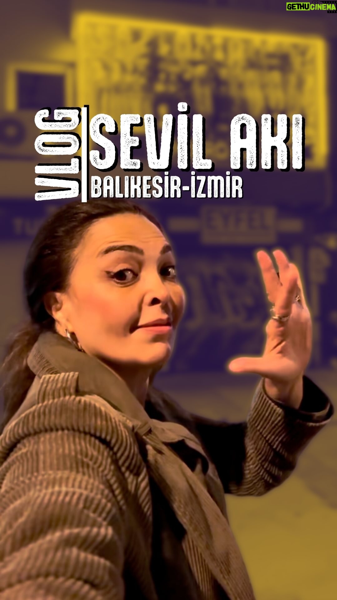 Sevil Akı Saner - 1K Likes - @sevilaki’nın Balıkesir-İzmir turnesi nasıl geçti? 😅❣️
Var bir hayalimiz! bir gün mutlaka “oraya” da geleceğiz :)
Başka oyuncuların da Vlog’ları gelsin mi yorumlarda ve ankette buluşalım ❣️
Oyun biletleri; Biletix, Tiyatrolar.com.tr ve Biletinial sitelerinde 🎟️
#MercaniyeÇokYaşa #Turne #Vlog #Tiyatro #SevilAkı #Balıkesir #İzmir