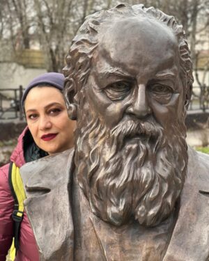 Shabnam Moghadami Instagram - .
به وقت ِدیدار با جناب ِسایه‌ی عزیزم…که چه دیر میسر شد.
در یک روز ِ زمستانی که آسمان سخت دلش گرفته بود…و من هم.

اینجا،باغ محتشم،رشت ِعزیز…گیلان ِجان.
.
نکته:
درباره‌ی هوشنگ ابتهاج(ه.ا.سایه) کتابی دو‌جلدی،در اوایل دهه‌ی ۹۰ به چاپ رسید،با نام
 «پیر ِ پرنیان‌اندیش»،که گفتگوی شاعر است با آقای میلاد عظیمی.تورق ِکتاب خالی از لطف نیست و به  شناخت ِافکار و اندیشه‌های سایه کمک می‌کند.
ما،به عنوان یک ایرانی،ایشان را و دیگر بزرگان علم و فرهنگ و ادب را کم می‌شناسیم (اگر بسیار کم نباشد!)و این یک واقعیت ِ تلخ است…بیایید قبول کنیم.
توضیح:
سردیس ِجناب ابتهاج،ساخته‌ی هنرمند ِ گرامی
هادی ضیا‌الدینی‌ست.
#هوشنگ_ابتهاج 
#ه_ا_سایه 
#ه_الف_سایه 
#رشت_گردی 
#گیلانگردی 
#مفاخر_ایران 
#مفاخر_معاصر_خود_را_بشناسيم 
#شاعران_معاصر 
#هادی_ضیاالدینی 
.
