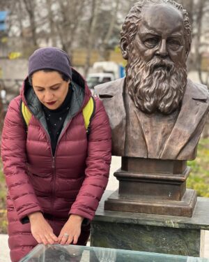 Shabnam Moghadami Instagram - .
به وقت ِدیدار با جناب ِسایه‌ی عزیزم…که چه دیر میسر شد.
در یک روز ِ زمستانی که آسمان سخت دلش گرفته بود…و من هم.

اینجا،باغ محتشم،رشت ِعزیز…گیلان ِجان.
.
نکته:
درباره‌ی هوشنگ ابتهاج(ه.ا.سایه) کتابی دو‌جلدی،در اوایل دهه‌ی ۹۰ به چاپ رسید،با نام
 «پیر ِ پرنیان‌اندیش»،که گفتگوی شاعر است با آقای میلاد عظیمی.تورق ِکتاب خالی از لطف نیست و به  شناخت ِافکار و اندیشه‌های سایه کمک می‌کند.
ما،به عنوان یک ایرانی،ایشان را و دیگر بزرگان علم و فرهنگ و ادب را کم می‌شناسیم (اگر بسیار کم نباشد!)و این یک واقعیت ِ تلخ است…بیایید قبول کنیم.
توضیح:
سردیس ِجناب ابتهاج،ساخته‌ی هنرمند ِ گرامی
هادی ضیا‌الدینی‌ست.
#هوشنگ_ابتهاج 
#ه_ا_سایه 
#ه_الف_سایه 
#رشت_گردی 
#گیلانگردی 
#مفاخر_ایران 
#مفاخر_معاصر_خود_را_بشناسيم 
#شاعران_معاصر 
#هادی_ضیاالدینی 
.