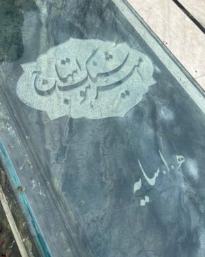 Shabnam Moghadami Instagram - .
به وقت ِدیدار با جناب ِسایه‌ی عزیزم…که چه دیر میسر شد.
در یک روز ِ زمستانی که آسمان سخت دلش گرفته بود…و من هم.

اینجا،باغ محتشم،رشت ِعزیز…گیلان ِجان.
.
نکته:
درباره‌ی هوشنگ ابتهاج(ه.ا.سایه) کتابی دو‌جلدی،در اوایل دهه‌ی ۹۰ به چاپ رسید،با نام
 «پیر ِ پرنیان‌اندیش»،که گفتگوی شاعر است با آقای میلاد عظیمی.تورق ِکتاب خالی از لطف نیست و به  شناخت ِافکار و اندیشه‌های سایه کمک می‌کند.
ما،به عنوان یک ایرانی،ایشان را و دیگر بزرگان علم و فرهنگ و ادب را کم می‌شناسیم (اگر بسیار کم نباشد!)و این یک واقعیت ِ تلخ است…بیایید قبول کنیم.
توضیح:
سردیس ِجناب ابتهاج،ساخته‌ی هنرمند ِ گرامی
هادی ضیا‌الدینی‌ست.
#هوشنگ_ابتهاج 
#ه_ا_سایه 
#ه_الف_سایه 
#رشت_گردی 
#گیلانگردی 
#مفاخر_ایران 
#مفاخر_معاصر_خود_را_بشناسيم 
#شاعران_معاصر 
#هادی_ضیاالدینی 
.