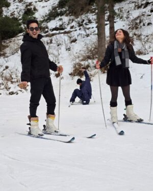 Shagun Sharma Instagram - Beauty by my side, a FALLING person, background full of white snow, us in black and the endless laughter.. 
life is good, after all 😂❤️..
.
.
.
.
.
.
.
.
.
.
.
.
.
.
.
#insta #instagood #instagram #instalike #instalove #instamood #❤️