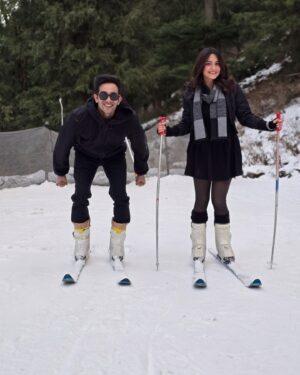 Shagun Sharma Instagram - Beauty by my side, a FALLING person, background full of white snow, us in black and the endless laughter.. 
life is good, after all 😂❤️..
.
.
.
.
.
.
.
.
.
.
.
.
.
.
.
#insta #instagood #instagram #instalike #instalove #instamood #❤️