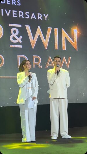 Shaina Magdayao Instagram - Shaina Magdayao and Billy Crawford hosts the Landers 8th Anniversary Shop & Win Grand Draw.

Video by: @kistermorata 

#LANDERS8 #LANDERSSHOPANDWIN #ShainaMagdayao #BillyCrawford #OrangeMagazinePH #OrangeMagTV #TeamOrange